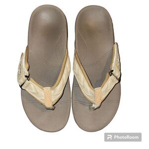 Viakix flip flops size 6. ^